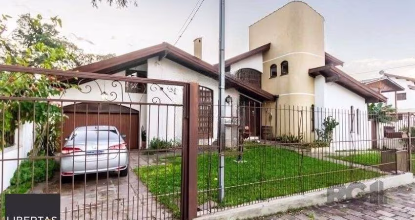 Casa 303m² - 4 dormitórios, 2 vagas no bairro Santo Antônio