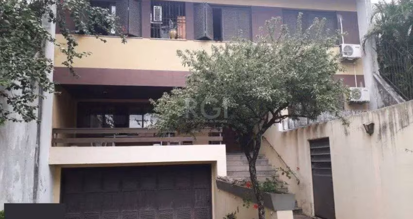 Casa para Venda - 311m², 4 dormitórios, sendo 2 suites, 4 vagas - Glória