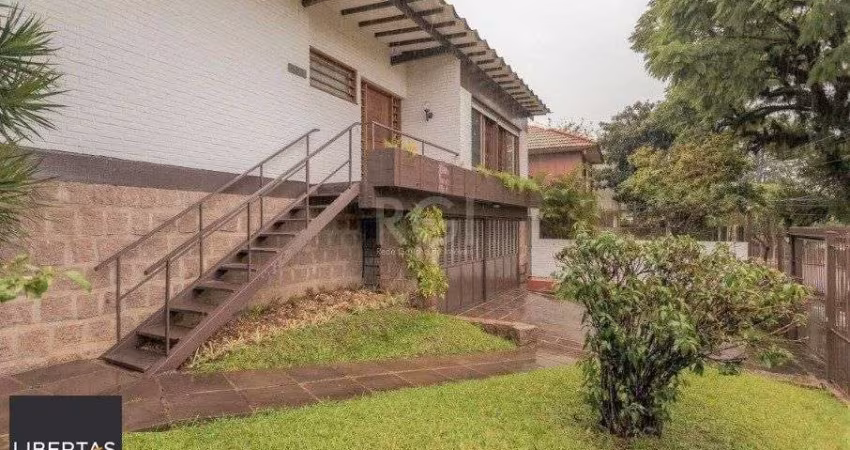 Casa para Venda - 327m², 4 dormitórios, sendo 1 suites, 3 vagas - Chácara das Pedras