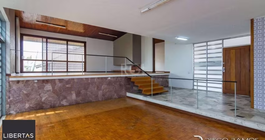 Venda de Casa com 1,820 m² totais- Menino Deus. 4 vagas, 4 dormitórios, sendo 1