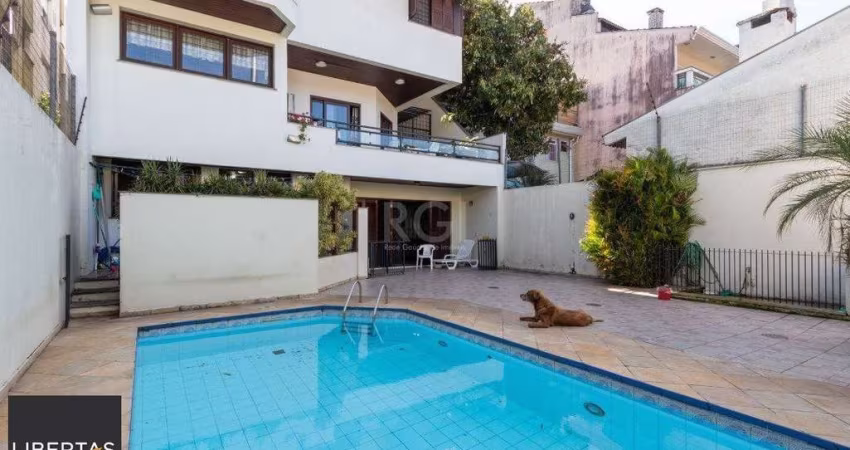 Casa para Venda - 352m², 4 dormitórios, sendo 2 suites, 4 vagas - Petrópolis