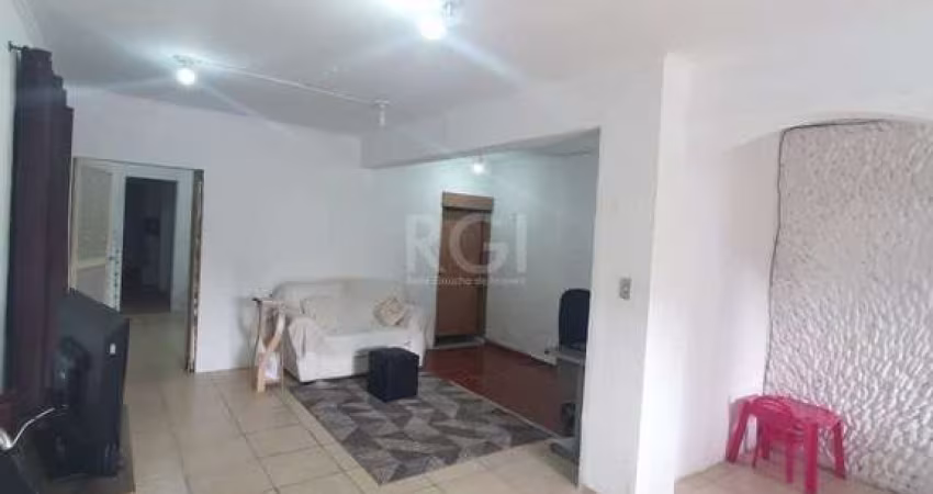 Casa para Venda - 226.9m², 5 dormitórios, sendo 2 suites, 5 vagas - Teresópolis
