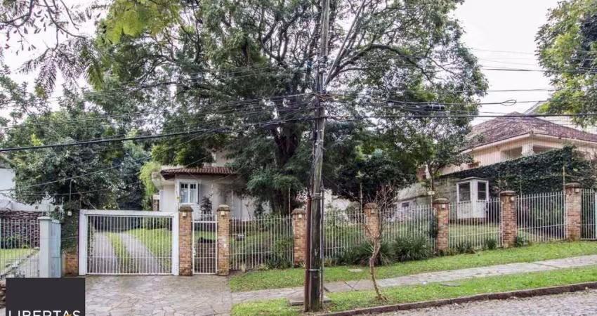 Casa para Venda - 489m², 4 dormitórios, sendo 2 suites, 3 vagas - Cristal