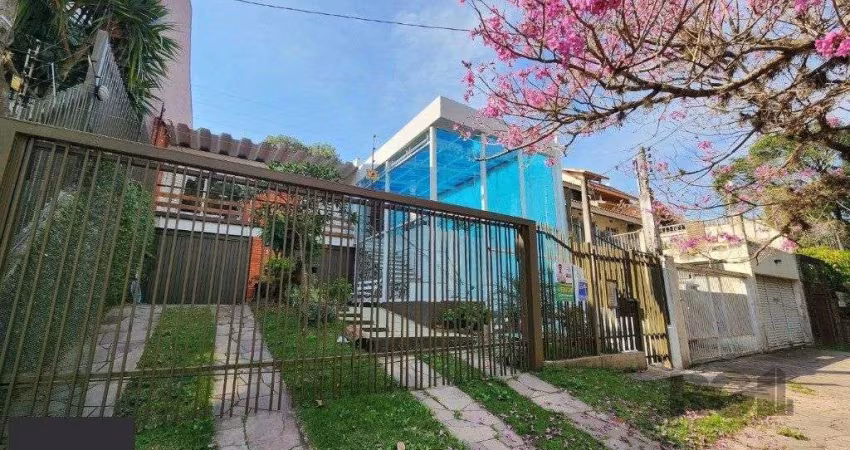 Vende-se excelente cada 3 quartos com suíte, 4 vagas, anexo comn salão de festas, podendo ser usada para fins comerciais - 255m² - Chácara das Pedras