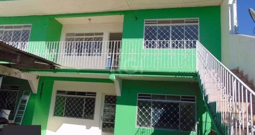 Casa frente, 81,50m2 e 2 apartamento nos fundos térreo e segundo andar.
