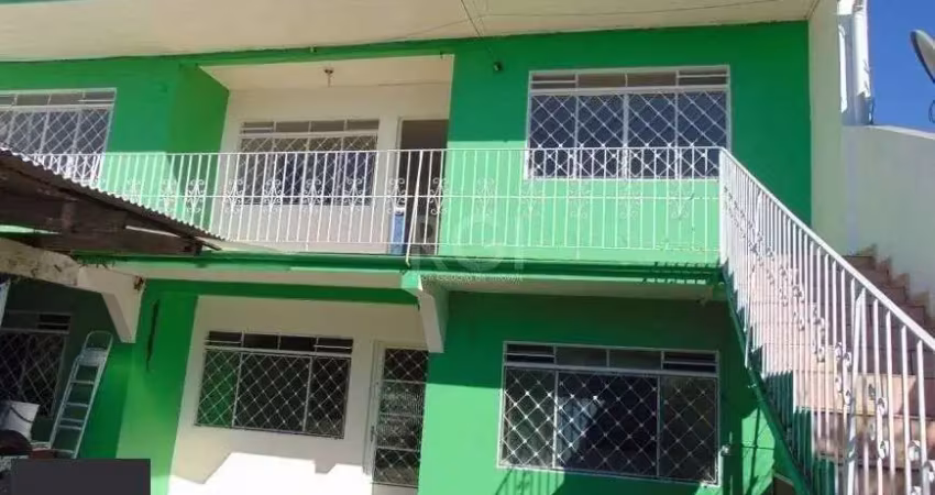 Casa frente, 81,50m2 e 2 apartamento nos fundos térreo e segundo andar.