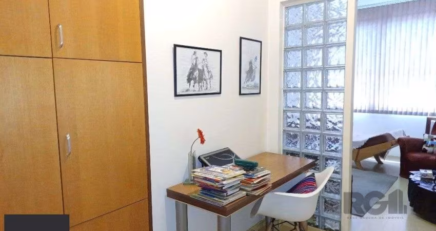 Sala comercial com 20m², andar alto, bem iluminada e ventilada.