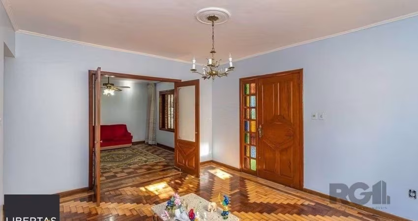 Casa 216m² - 4 dormitórios, 5 vagas no bairro Partenon