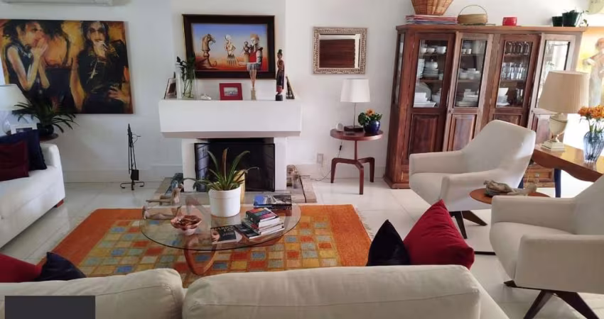 Venda casa em condomínio semi-novo com 330 metros quadrados privativos, 3 suítes, sendo 2 imensas e uma delas com lareira, lavabo, churrasqueira, terraço, piscina