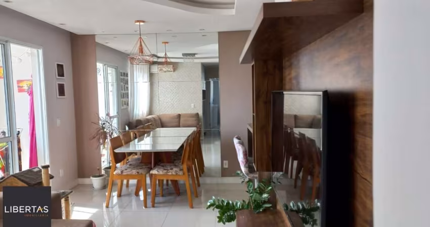 Apartamento com sacada, todo mobiliado de 3 dormitórios com suíte e 2 vagas de garagem.