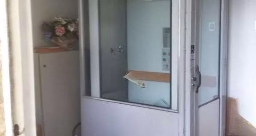 Casa com potencial residencial ou comercial, localizada em frente à Avenida Cristóvão Colombo.