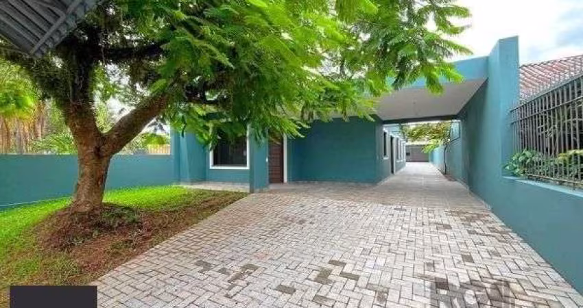 Ampla casa térrea com 3 dormitórios e 6 vagas de garagem.