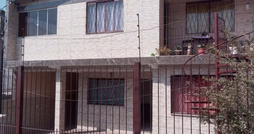 CASA À VENDA COM 5 QUARTOS, 2 COZINHAS, 2 BANHEIROS E PÁTIO GRANDE - VIAMÃO - R$
