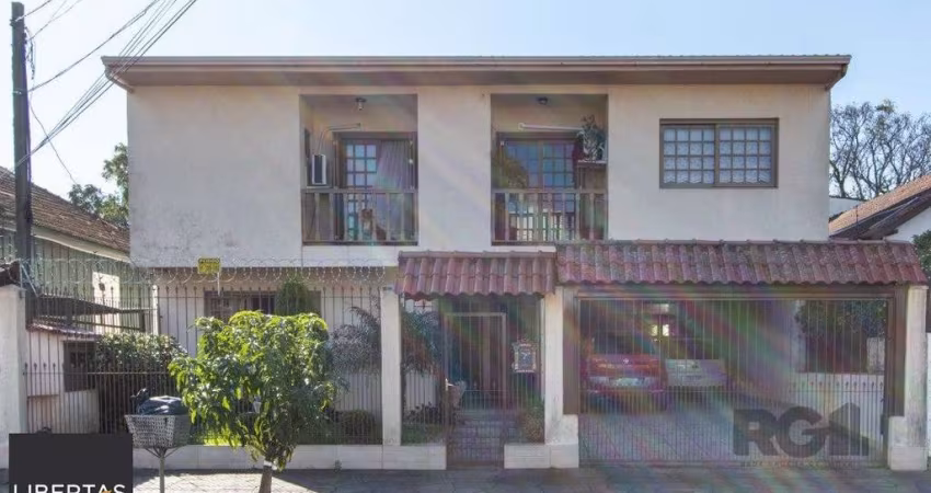 Casa de alvenaria, 3 quartos, 1 suíte, 4 banheiros e 5 vagas de garagem.