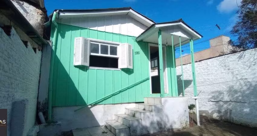 Casa térrea de 2 quartos, sala, cozinha, banheiro social e pátio.