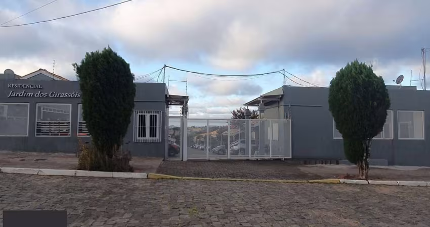 Casa em Condomínio possui 2 dormitórios, possibilidade de 3 dormitórios, 2 vagas