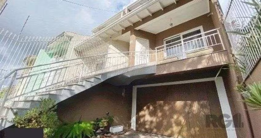 Vende-se belo sobrado com 3 quartos com suíte e 3 vagas cobertas - 182m² - Vila