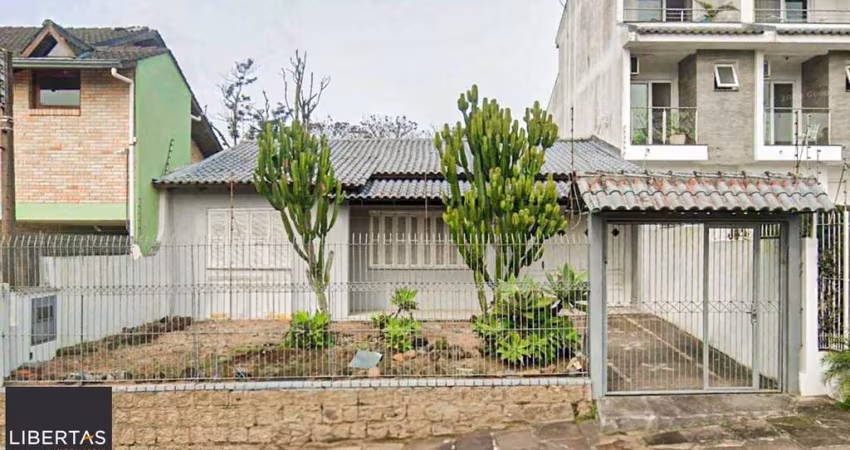 Casa térrea em frente a praça