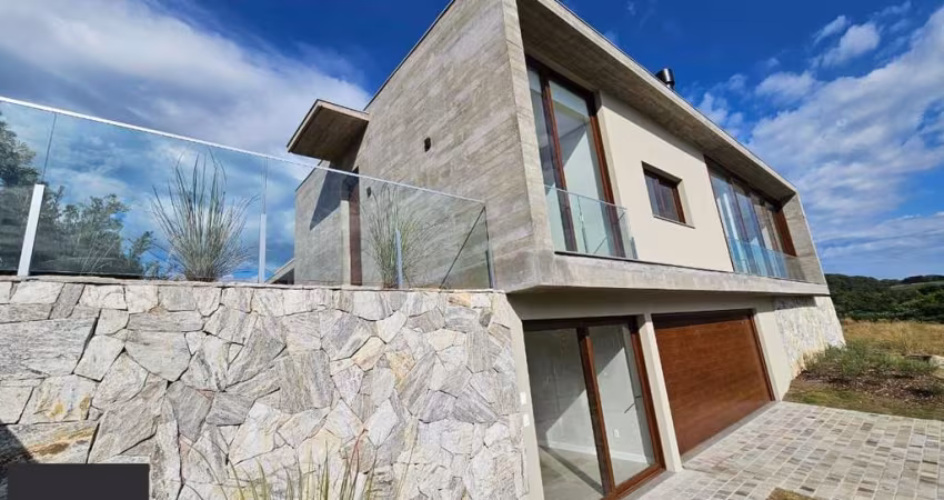 Casa de condomínio, 3 dormitórios, 3 suítes, 2 vagas de garagem.