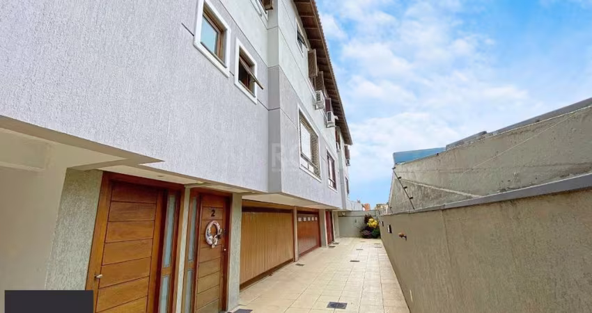 Excelente casa em condomínio, com 118m² privativos, em três pavimentos.