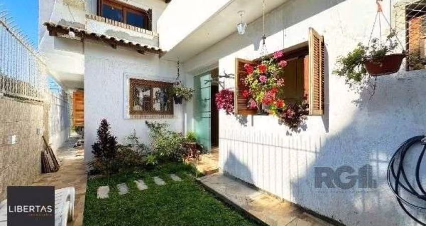 Casa em Porto Alegre, no bairro Espirito Santo, com 3 dormitório(s), e 3 banheiros, à venda.