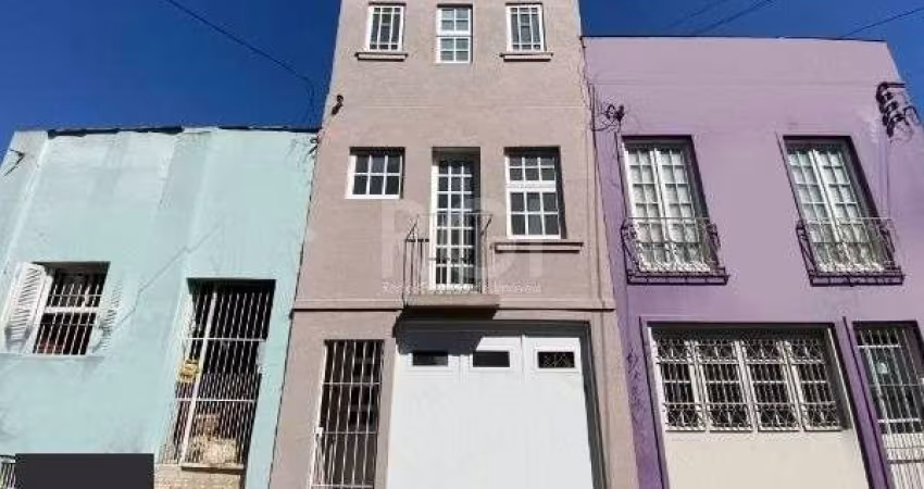 Casa para Venda - 154m², 2 dormitórios, sendo 1 suites, 2 vagas - Cidade Baixa