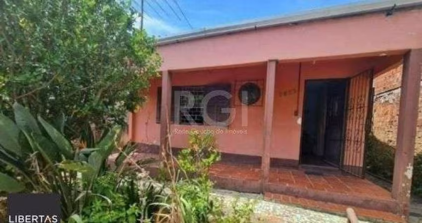 Casa em Porto Alegre, no bairro Tristeza, com 2 dormitório(s), e 2 banheiros, à venda.