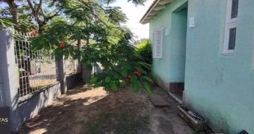 Casa em Porto Alegre, no bairro Guarujá, com 3 dormitório(s), e 3 banheiros, à venda.