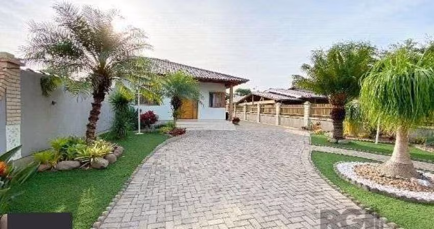 Casa em Porto Alegre, no bairro Belém Novo, com 3 dormitório(s), e 3 banheiros, à venda.
