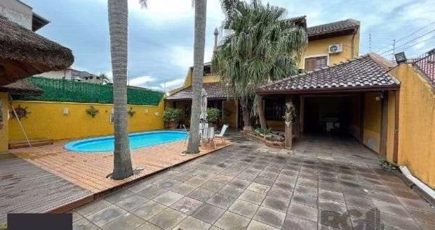 Casa em Porto Alegre, no bairro Guarujá, com 3 dormitório(s), e 3 banheiros, à venda.