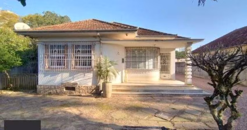 Casa em Porto Alegre, no bairro Vila Nova, com 3 dormitório(s), e 3 banheiros, à venda.