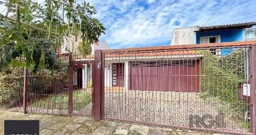 Casa em Porto Alegre, no bairro Guarujá, com 3 dormitório(s), à venda.