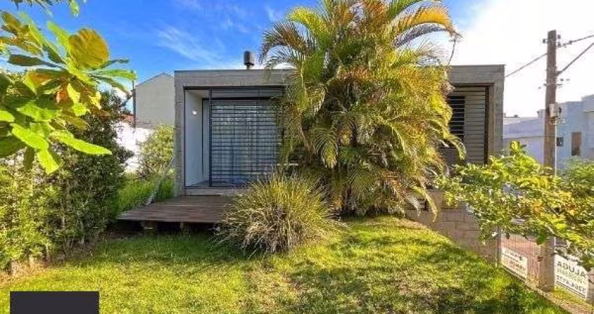 Casa em Porto Alegre, no bairro Guarujá, com 2 dormitório(s), e 2 banheiros, à venda.