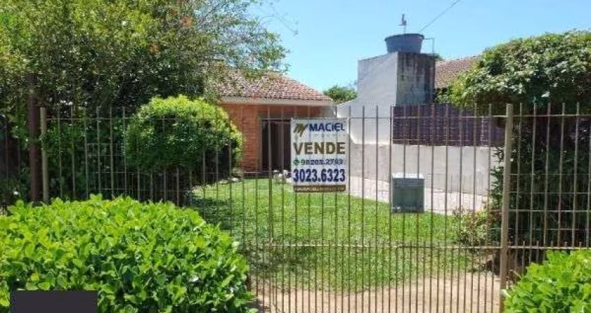 Casa em Porto Alegre, no bairro Vila Nova, com 2 dormitório(s), e 2 banheiros, à venda.