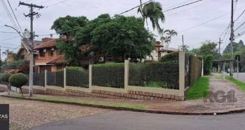 Casa em Porto Alegre, no bairro Ipanema, com 3 dormitório(s), e 3 banheiros, à venda.