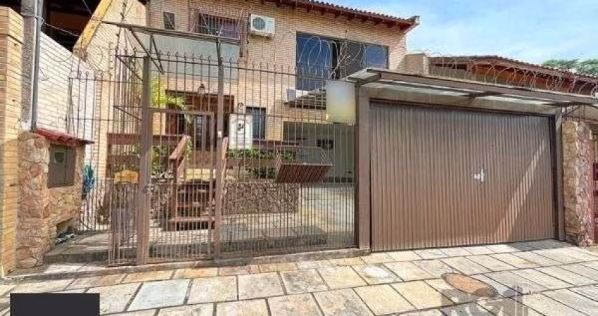 Casa em Porto Alegre, no bairro Ipanema, com 4 dormitório(s), e 4 banheiros, à venda.