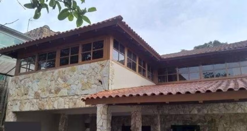 Casa em Porto Alegre, no bairro Vila Nova, com 4 dormitório(s), e 4 banheiros, à venda.