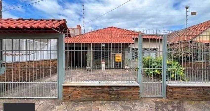 Casa em Porto Alegre, no bairro Guarujá, com 5 dormitório(s), e 5 banheiros, à venda.
