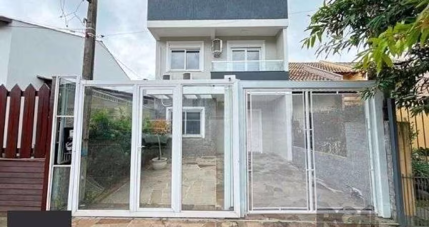 Casa em Porto Alegre, no bairro Hípica, com 3 dormitório(s), e 3 banheiros, à venda.
