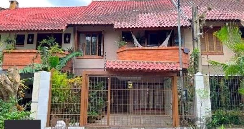 Casa em Porto Alegre, no bairro Guarujá, com 3 dormitório(s), e 3 banheiros, à venda.