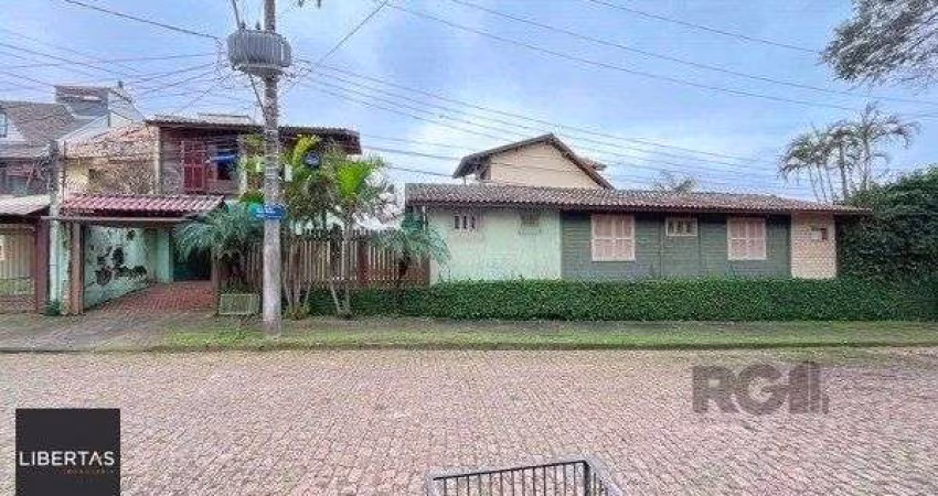 Casa em Porto Alegre, no bairro Ipanema, com 3 dormitório(s), e 3 banheiros, à venda.