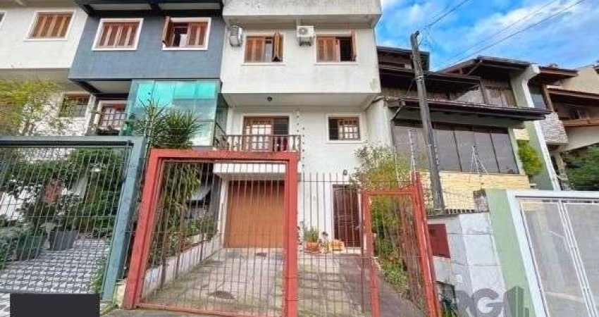 Casa em Porto Alegre, no bairro Ipanema, com 3 dormitório(s), e 3 banheiros, à venda.