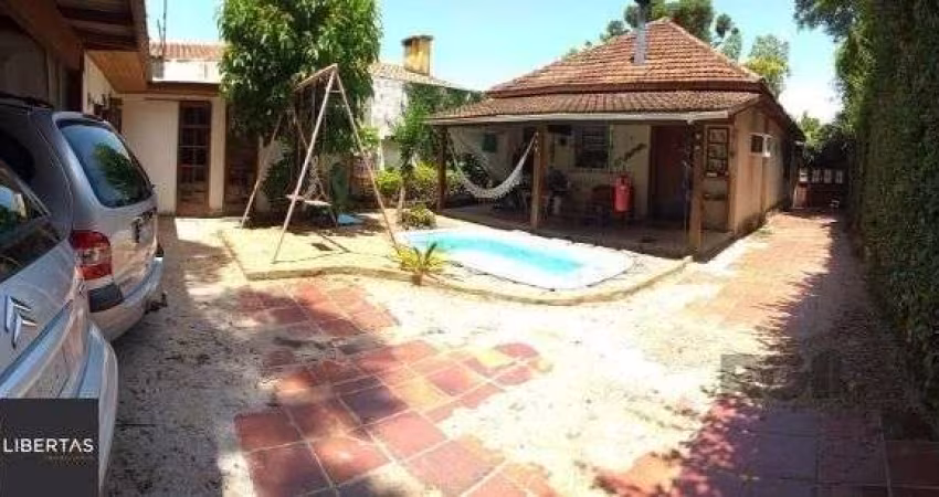 Casa em Porto Alegre, no bairro Guarujá, com 2 dormitório(s), e 2 banheiros, à venda.