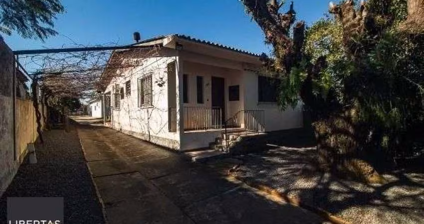 Casa em Porto Alegre, no bairro Vila Nova, com 6 dormitório(s), e 6 banheiros, à venda.