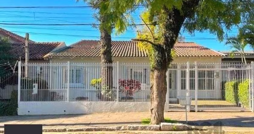 Casa em Porto Alegre, no bairro Nonoai, com 4 dormitório(s), à venda.