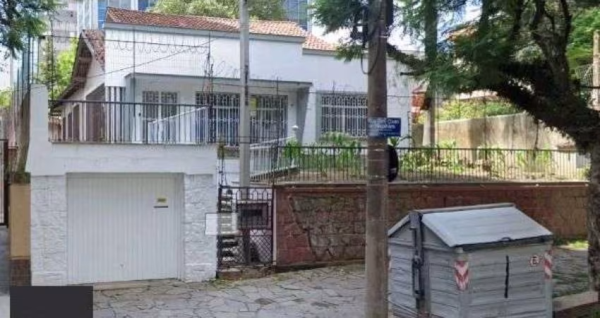 Casa em Porto Alegre, no bairro São João, com 4 dormitório(s), à venda.