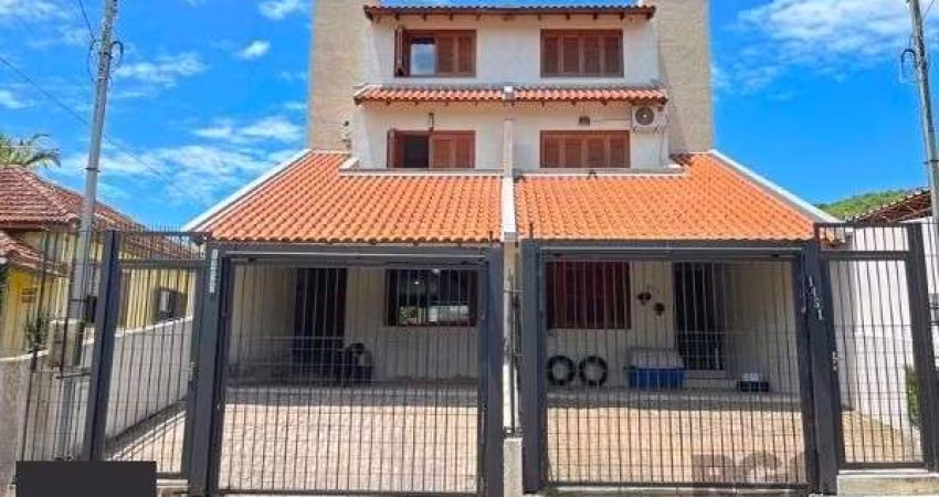 Casa em Porto Alegre, no bairro Tristeza, com 3 dormitório(s), e 3 banheiros, à venda.