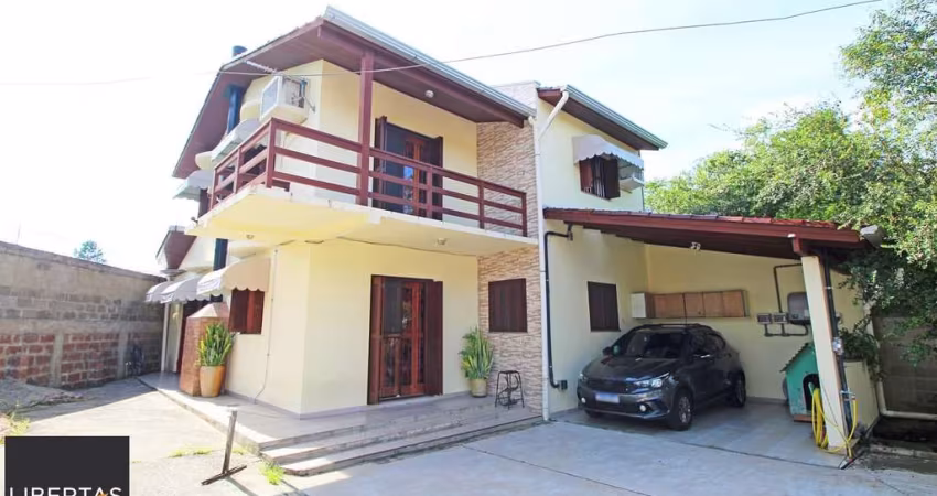 Duas casas em meio a muita natureza