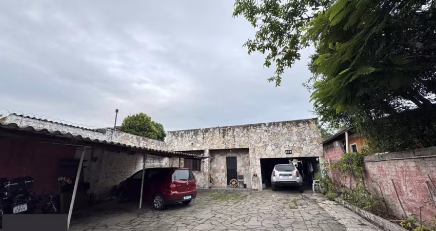Casa espaçosa no bairro Cristal,