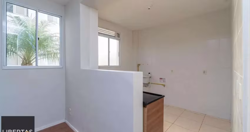 Apartamento térreo,  2 quartos, desocupado, de frente, uma vaga de garagem .